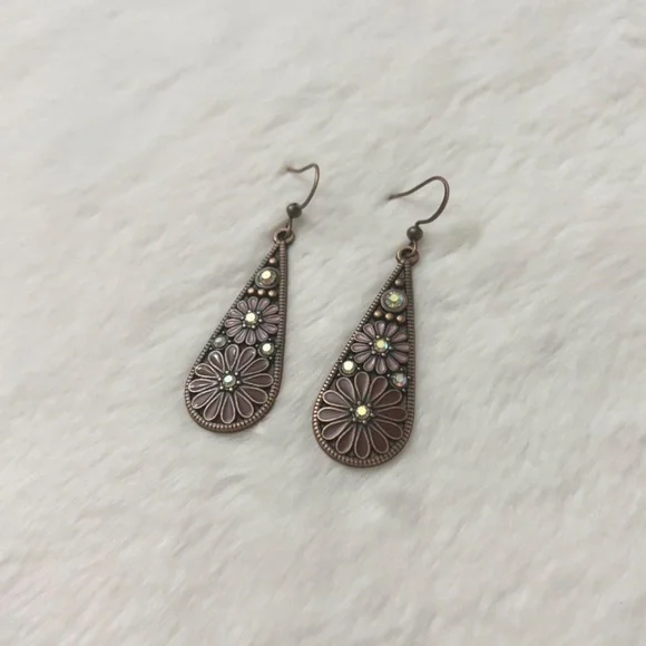 5/$15 🩷 MUST BUNDLE Women’s Floral Teardrop Earrings in Rose Gold and Pink - Picture 3 of 4